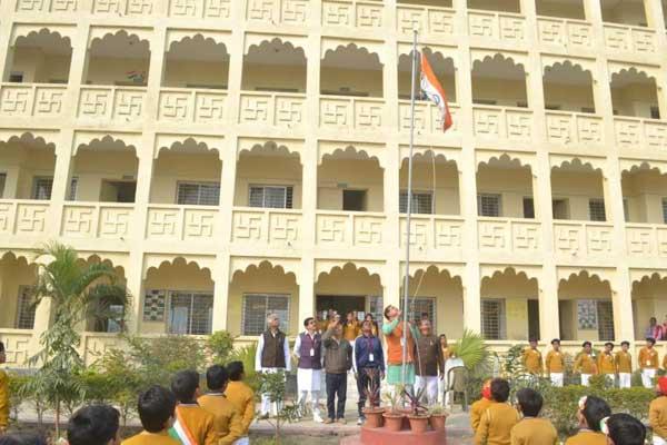 MVM Main Sewai Bazar Gorakhpur Celebrated 71st Republic day in a very grand way. Students perform Guru Pujan as per the Vedic tradition. The principal Mr. Ranvijay Singh hoisted the National flag. The students sang the patriotic songs and delivered speeches in English, Hindi & Sanskrit on Republic day.
